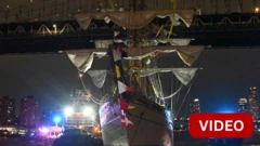 புரூக்ளின் பாலத்தின் மீது கப்பல் மோதியது