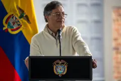Retrato de Gustavo Petro dando un discurso.