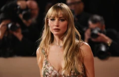 Jennifer Lawrence posa en la alfombra roja de la 83ª entrega anual de los Globos de Oro en Beverly Hills, California, EE. UU., el 11 de enero de 2026. REUTERS/Daniel Cole