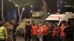 قوات الانقاذ في موقع غارة إسرائيلية في بيروت يوم الإثنين