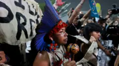 Młodzi rdzenni mieszkańcy z różnych kontynentów występują podczas Konferencji Narodów Zjednoczonych w sprawie zmian klimatu (COP30) w Belém w Brazylii