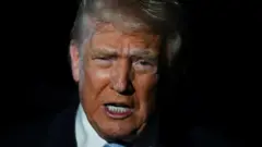 口を開いて右目を細めているトランプ氏の顔写真