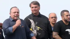 Pazuello e Bolsonaro em ato político