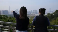 Sandy與朋友在落馬洲遙望遠處的深圳