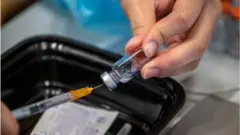 目前，香港居民能在香港免費接種復必泰二價疫苗