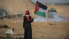 Mujer con bandera