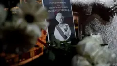 말레이시아에서도 여왕을 추모하고 있으나, 많은 말레이시아 청년들이 여왕에 대해 거의 알지 못한다