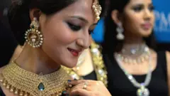 સોનું પહેરેલી મહિલાની તસવીર