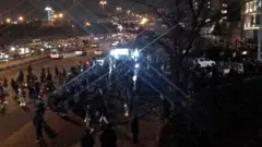 محتجون تجمعوا قرب ساحة أزادي في طهران الأحد