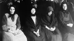 Mulheres lado a lado durante julgamento por envenenamento na Hungria