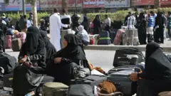 A shekarar 2013, lokacin da aka dauki wannan hoton, daruruwan 'yan kasashen waje da ke aikatau sun mika kansu bayan jami'an tsaro sun mamaye yankunan da suke zaune a Riyadh a wani bangare na korar 'yan ci-rani
