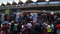 Watu wakipanda kwenye uzio