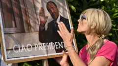 У виллы Берлускони в окрестностях Милана возник стихийный мемориал