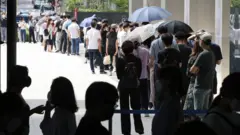 서울 강남의 한 임시선별검사소에서 약 250m 떨어진 곳까지 시민들이 검사를 받기 위해 줄 서 있다
