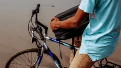 Umugabo ari kw'ikinga