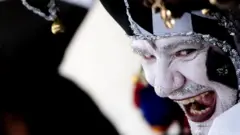 Мужчина в костюме шута