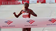 Kosgei bat le record que détenait Radcliffe depuis 16 ans.