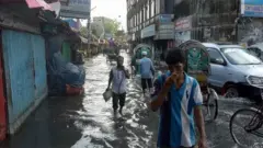 বর্ষাকাল ছাড়াও বৃষ্টি এলেই চট্টগ্রামের মানুষের মধ্যে আতঙ্ক কাজ করে এই ভেবে জলাবদ্ধতার দুর্ভোগে তাদের পড়তে হবে।
