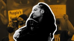 Deux femmes noires s'embrassant dans la rue après l'annonce du verdict concernant Derek Chauvin.