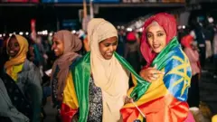 በትናንትናው ዕለት በአዲስ አበባ መስቀል አደባባይ በተዘጋጀው የጎዳና ላይ ኢፍጣር ፕሮግራም ላይ የተገኙ ታዳሚዎች