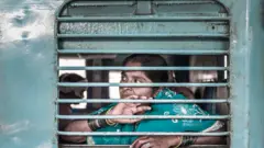 రైలు ప్రయాణికురాలు