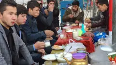 Нонуштага сутли тавом учун келган мижозлар