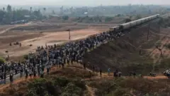 မော်လမြိုင်က ထွက်မယ့်ရထားကို ပြည်သူတွေ လမ်းပိတ် ဆန္ဒပြလို့ ဘူတာကိုပြန်ဝင်ရ