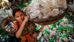 Une fille trie des déchets recyclés