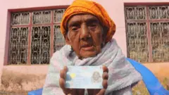 २०७५ साल मङ्सिरको पहिलो हप्ता पाँचथरकी १०१ वर्षीया भगवती भण्डारी आफुले पाएको राष्ट्रिय परिचयपत्रका देखाउँदै। तत्कालिन गृहमन्त्री रामबहादुर उनलाई परिचयपत्र दिएर राष्ट्रिय परिचयपत्र वितरण सुरु गरेका थिए