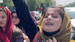 کابل کې ځینې ښځې واټونو ته راوتلې او د "کار، خواړه او ‌ازادي" نارې وهي او د ښځو د تعلیم، سیاسي او ټولنیزو چارو کې خپله ونډه غواړي.