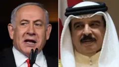 uumshikiranganji wa mbere wa Isirayeli Benjamin Netanyahu (i bubamfu) hamwe n'umwami wa Bahrain King Hamad bin Isa bin Salman al-Khalifa