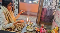 উষসী চক্রবর্তী সরস্বতী পুজো করছেন