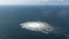 Газовые пузыри на поверхности моря в месте утечки