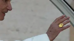 بندیکت شانزدهم با حلقه پاپی مخصوص خودش