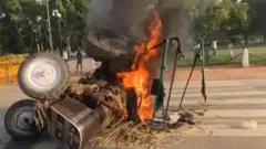 எரிக்கப்பட்ட ட்ராக்டர்