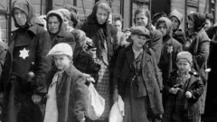 Kaum perempuan dan anak-anak dideportasi dengan kereta api ke suatu kamp konsentrasi di Eropa Timur oleh Nazi pada 1942.