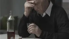 መጠጥ የሚጠጣ ግለሰብ