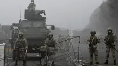 বৃহস্পতিবার সকালে আলমাটির রাস্তায় সেনাবাহিনী