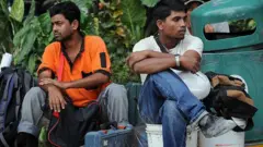 করোনাভাইরাস সঙ্কট শুরু হওয়ার আগে কুয়ালালামপুরে কাজের অপেক্ষায় দু'জন বাংলাদেশী শ্রমিক।