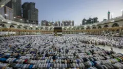 المصلون يسجدون في المسجد الحرام