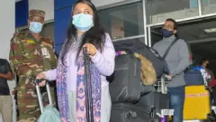 বিমানবন্দরে যাত্রী