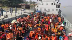 আগ্রহী ১,৬৪৫ জন রোহিঙ্গা শরণার্থীকে নিয়ে ভাসানচরের উদ্দেশ্যে যাত্রার আগে নৌবাহিনীর জাহাজ