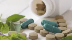 حبوب دواء وأعشاب