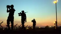 বাংলাদেশ-ভারত সীমান্তে টহলরত বিএসএফ