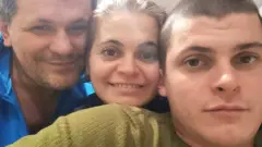 Valery Hierovkin y sus padres.
