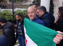 zastava pobunjenika ispred sirijske ambasade u beogradu