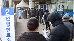 설날 오전 동작구 보건소의 코로나19 선별진료소를 찾은 시민들