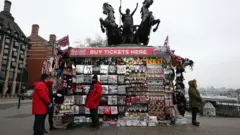 лоток с сувенирами в центре Лондона