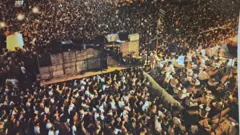 Foto tirada de cima mostra palco e plateia