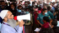 টিকেটের জন্য সৌদি প্রবাসী হাজার হাজার মানুষের ভিড়